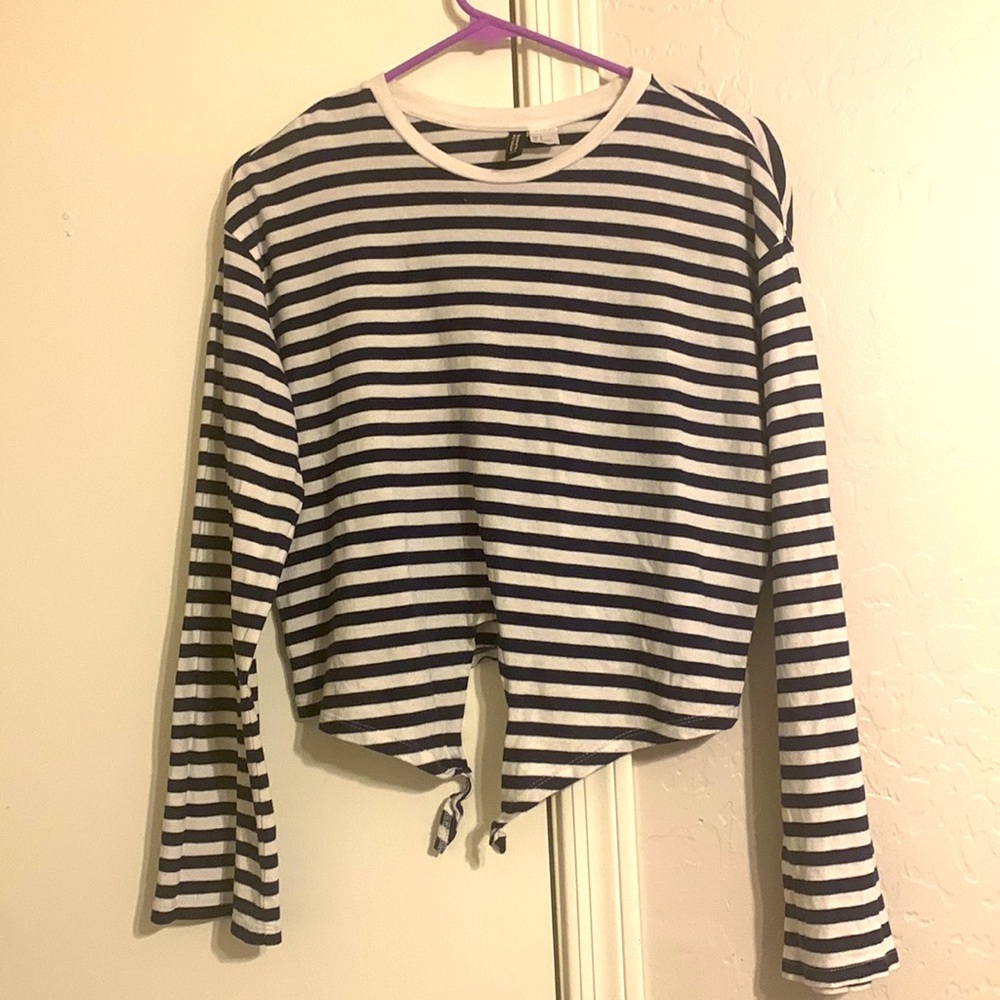 A white and blue H&M Divided long sleeve Crop Top… Very cute amd affordable 😙